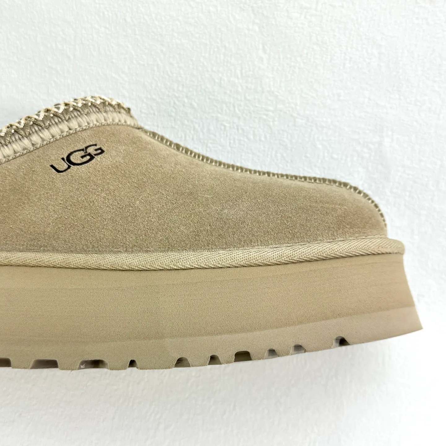 💰400 UGG Tats series thickened model Mule style toe-cap 5CM half slippers Ethnic style autumn and winter snow boots High-quality sheepskin and wool Integrated with high quality Warmth and heat sealing Made of TPU molded suede upper material Embedded with artificial curly wool plush lining and 10mm UGGPURE™ implanted wool lining and removable UGGPURE™ implanted wool insole Lightweight non-slip and comfortable rubber outsole with brand LOGO With complete packaging Official item number: 11225532722 Size: 35 36 37 38 39 40